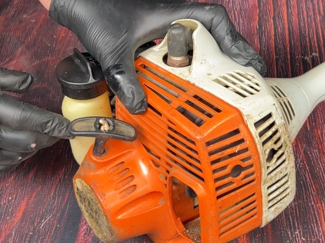 "Опохмелил" триммер и он завелся за минуту после долгого зимнего простоя