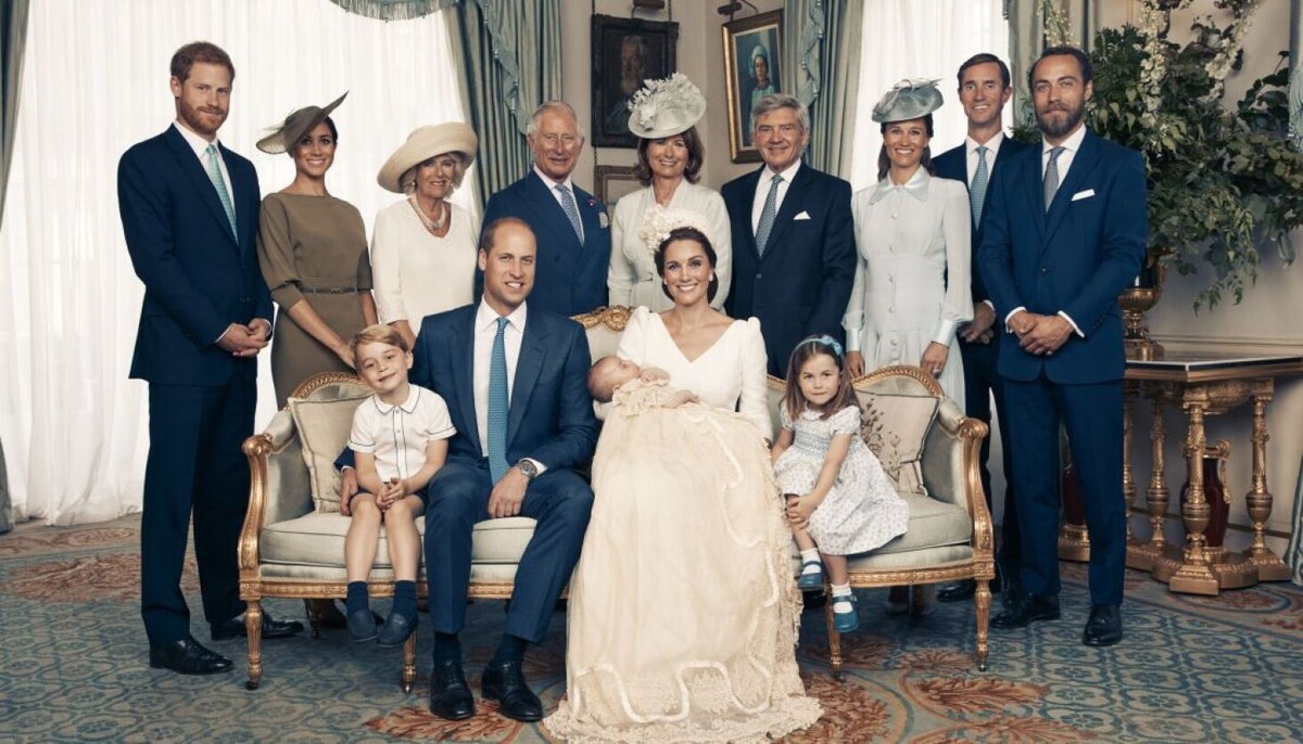 Королевская семья по случаю рождения принца Луи