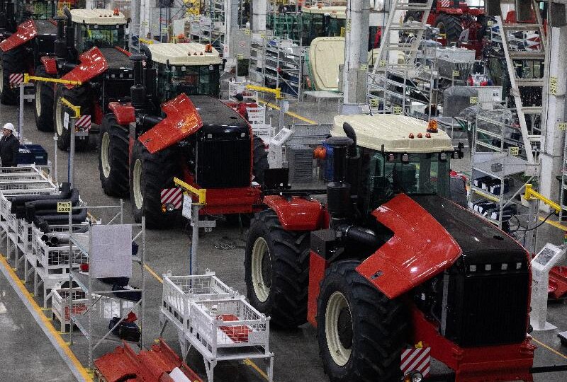 Производство и продажи сельхозтехники продолжили падать