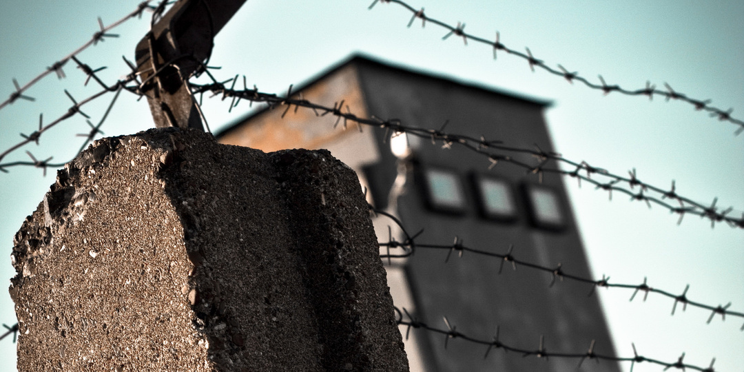 В Самарской области разъяренный арестант разбил зеркало об представителя власти