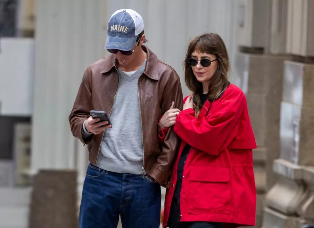    Дакота Джонсон с бойфрендом гуляют по Нью-Йорку в обнимку