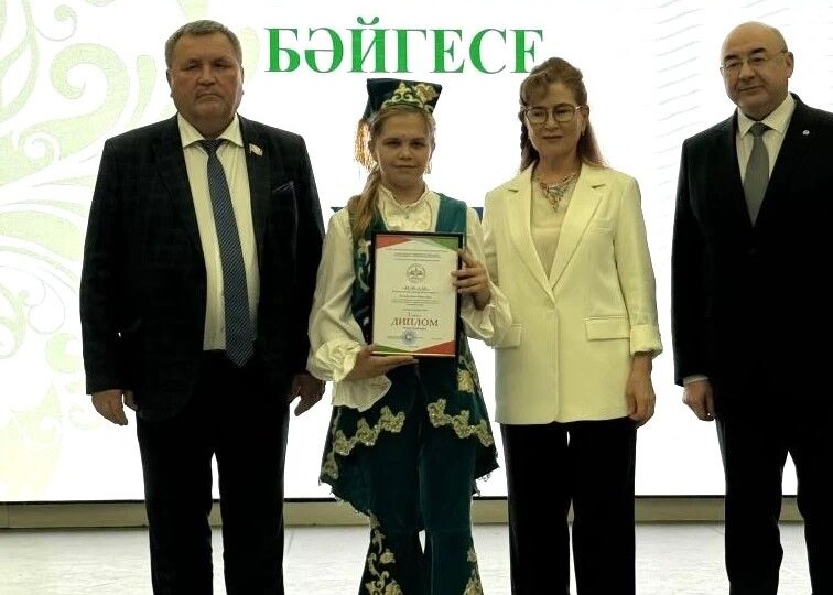 Адиля Валиева из Чубар-Абдулловской школы — в числе лучших молодых поэтов России