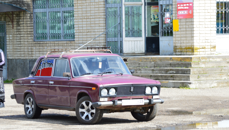 Фото автора. ВАЗ–2106. По мнегию автора. Одна из лучших машин советского автопрома.  Села на диски и продолжанет верно служить хозяину.