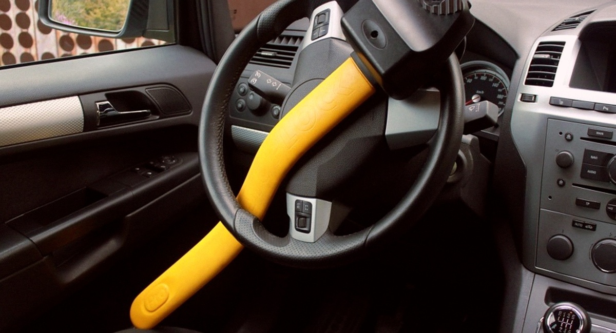 Жёлтый блокиратор на руле — самый простой способ добавить угонщику лишние минуты и уйти из его приоритетов