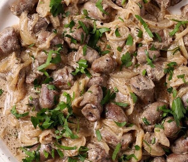 КУРИНЫЕ СЕРДЕЧКИ В СМЕТАННОМ СОУСЕ