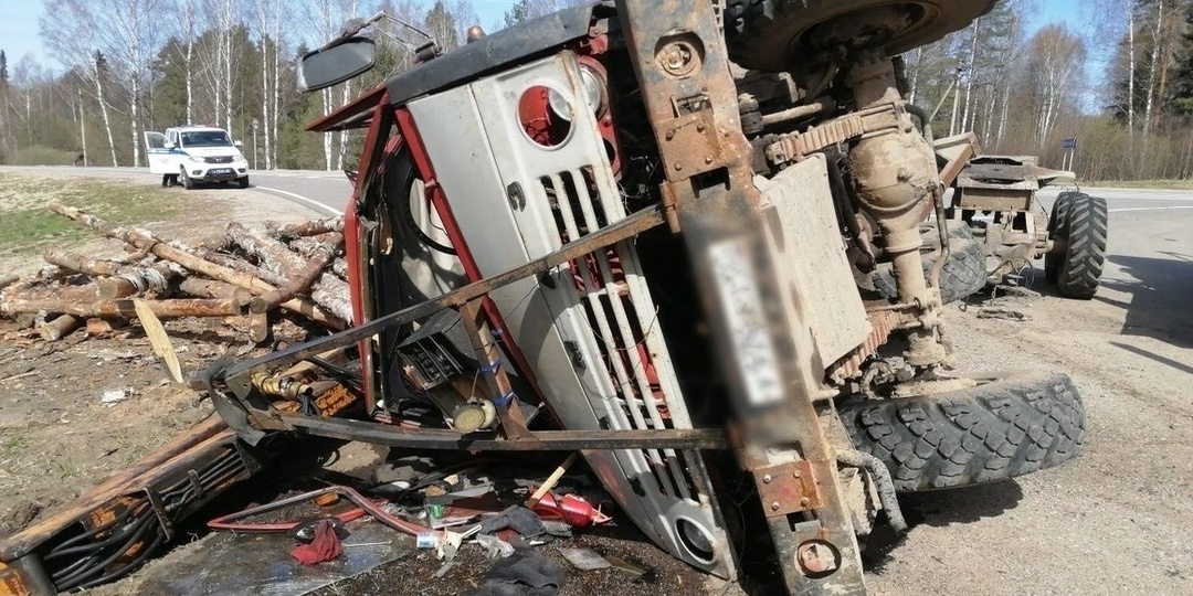 На трассе Кострома-Шарья-Киров-Пермь перевернулся большегруз-лесовоз
