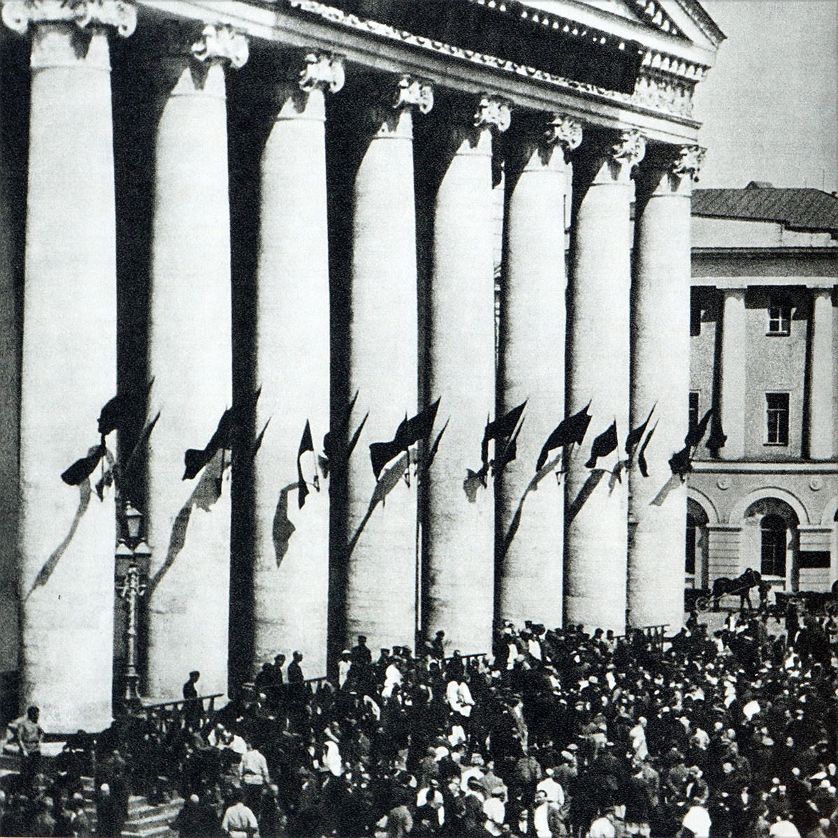 Большой театр в 1922 году. (С) Universal History Archive/Universal Images Group/Getty Images