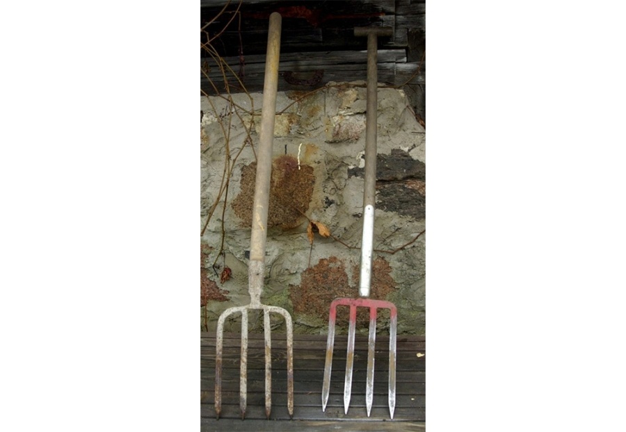     Дуэль с "Опелем": в Копыле пенсионер атаковал вилами проезжающий автомобиль