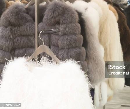 Тётя - большая модница неожиданно погибла и передо мной встал вопрос : "Как следует правильно поступить с её брендовыми вещами?"