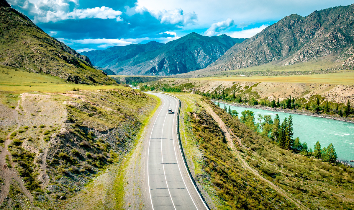 Чуйский тракт входит в топ-10 красивейших дорог мира по версии National Geographic, и не случайно.Фото: Alexey Oblov / Shutterstock.com / ФОТОДОМ
