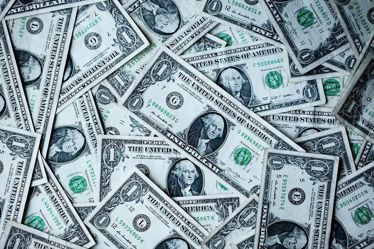    Доллары США. © unsplash.com / Alexander Grey