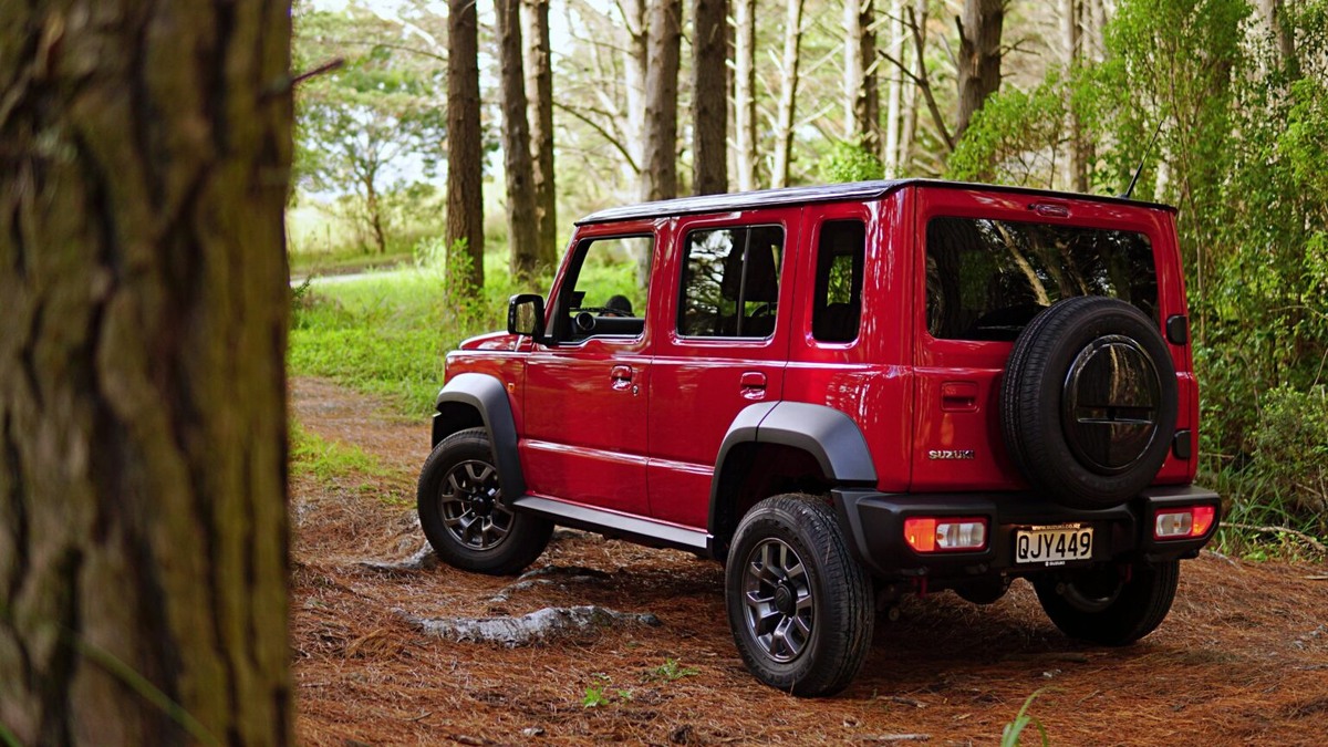 Suzuki Jimny 5-door вид сзади
