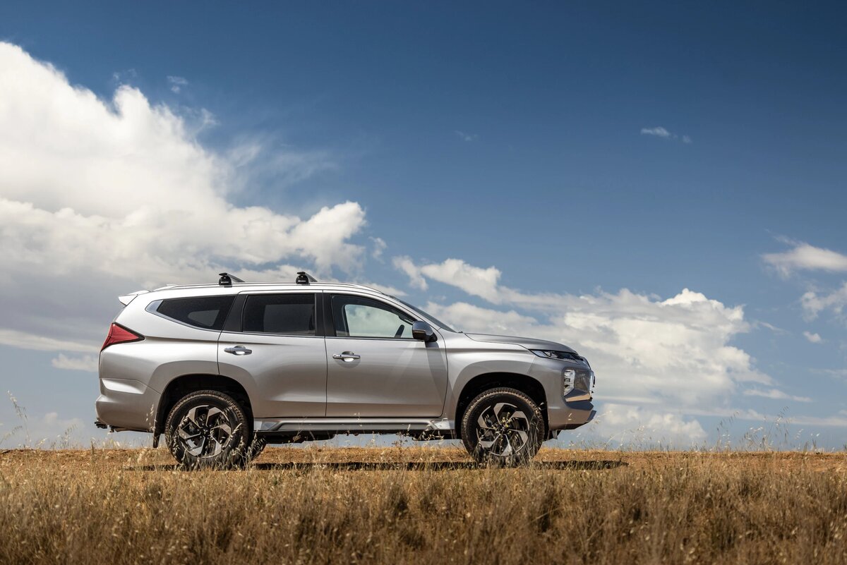 Mitsubishi Pajero Sport вид сбоку