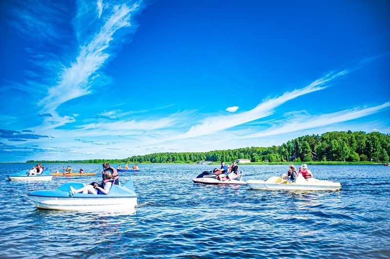 Лагуна Юг расположена на берегу широкой тихой реки Юг (3 км от Горьковского моря). В стоимость отдыха включен прокат катамаранов, лодок 