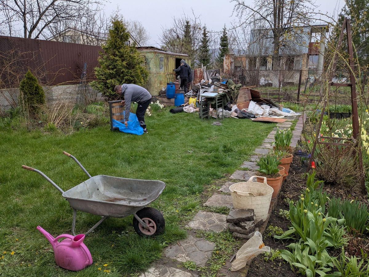 Сарай вынесен на газон