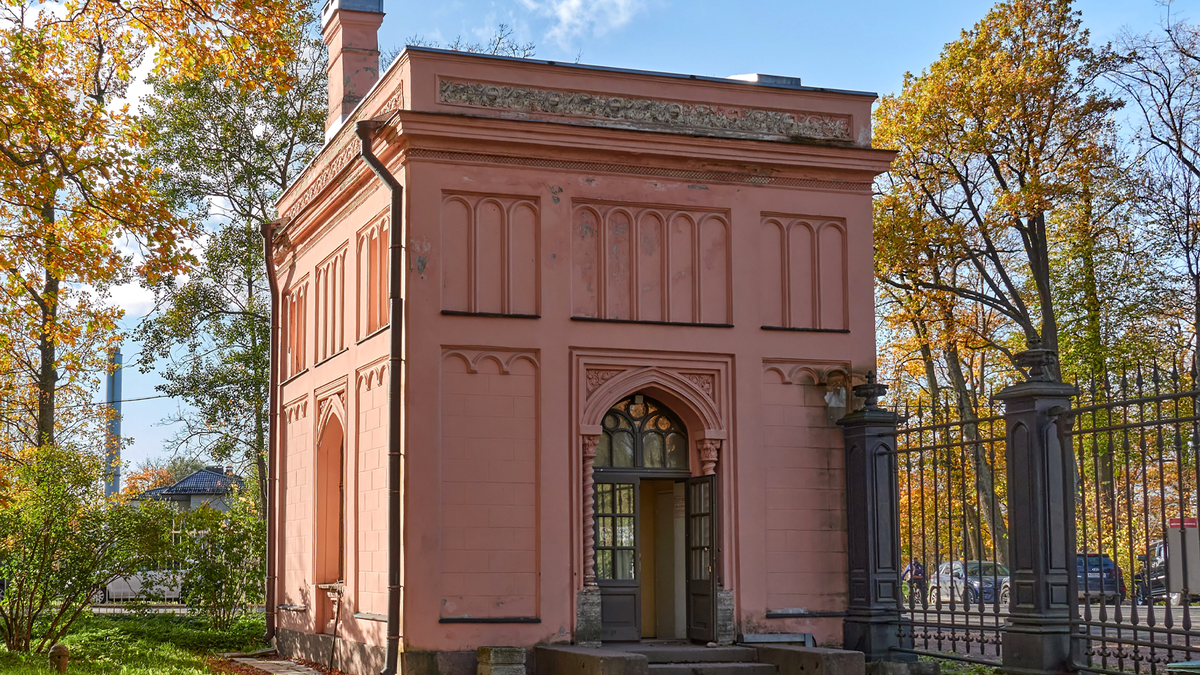 Розовая караулка, авторство: Игорь Гордеев, собственная работа, CC BY-SA 4.0, источник: Википедия.