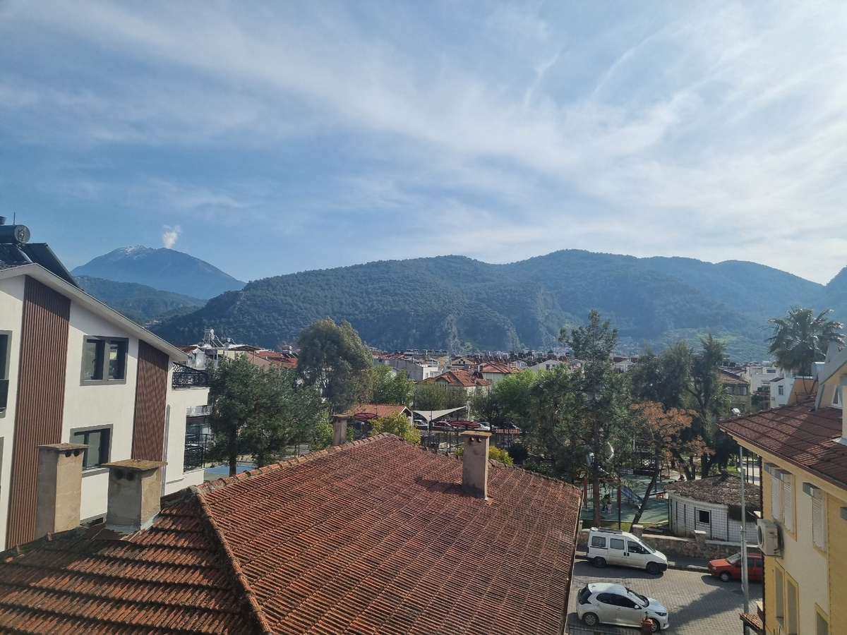 Черепичные крыши домов в Фетхие.