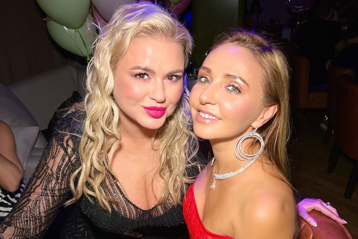     Татьяна Навка собрала Анну Семенович, Жасмин и Алику Смехову на девичнике в ресторане