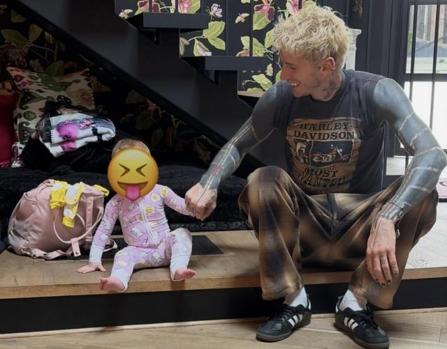    Machine Gun Kelly с дочерью. Фото: @machinegunkelly (Instagram*)
