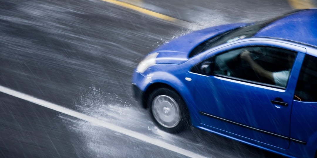 В Минтрансе призвали водителей не ездить на летней резине в дождь и снег