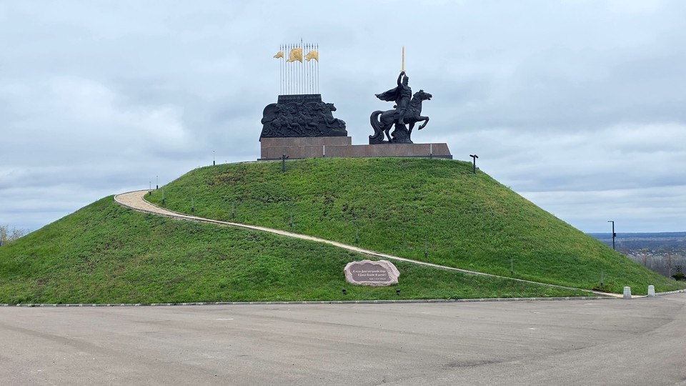    Памятник князю Игорю пережил предательство, артобстрелы и реконструкции Марина МАШЕВСКИ