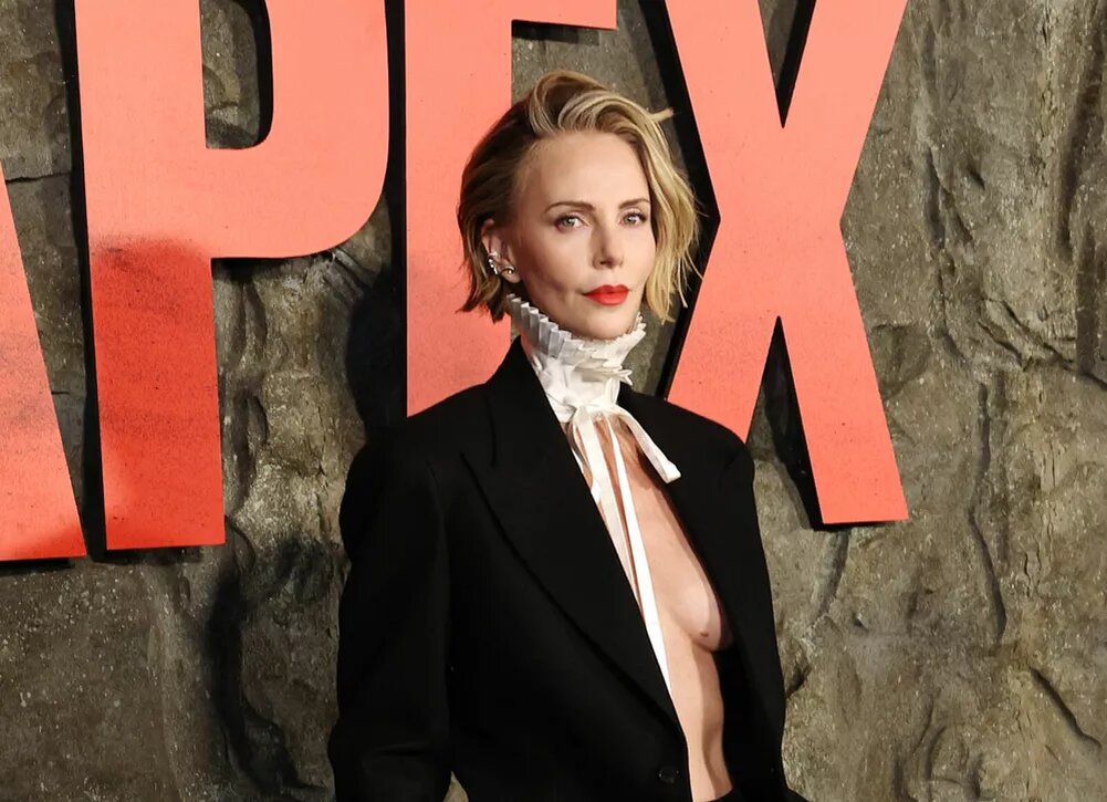    Образ дня: Шарлиз Терон в пиджаке на голое тело