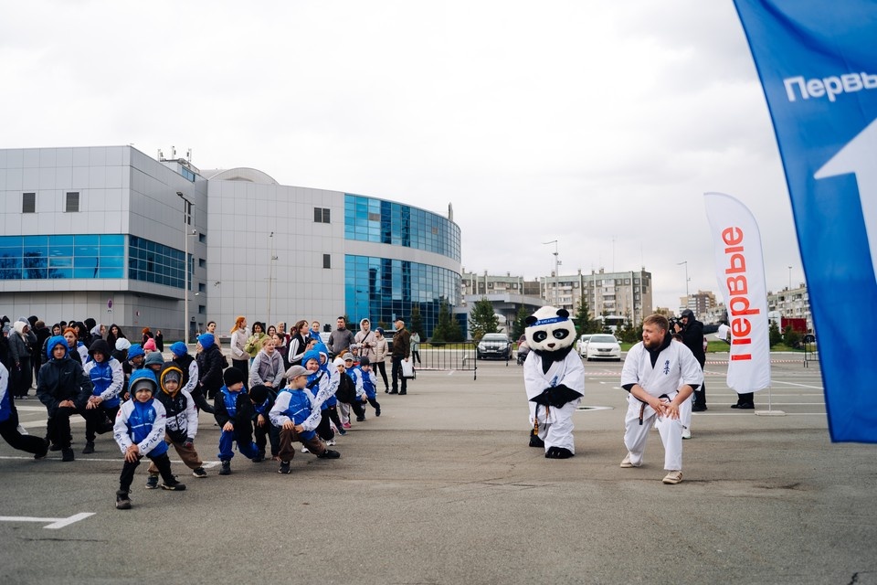    Акция началась с зарядки, которую проводил маскот. Дарья МАКСИМОВА