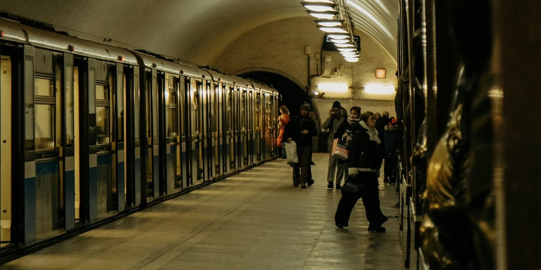 В московском метро появились аудиосообщения с нейроголосом