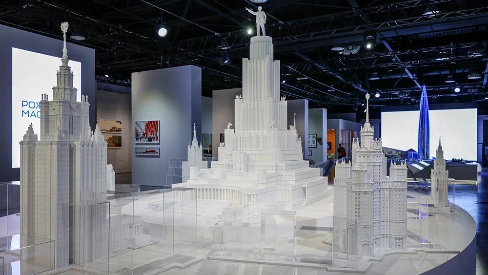 Дворец Советов так и не построили. Семь высоток должны были окружать его как корона