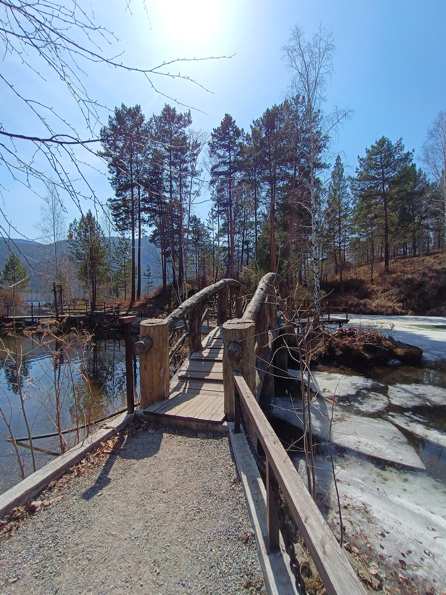 На этом фото видны льдины на запруде (справа) и прозрачная весенняя вода (слева). Фото автора.