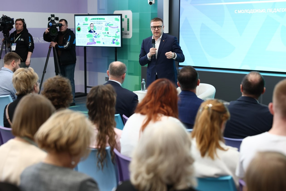 Губернатор встречается со студентами и преподавателями в рамках форума «на ТЫ с IT».  Фото: Фото предоставлено пресс-службой правительства Челябинской области