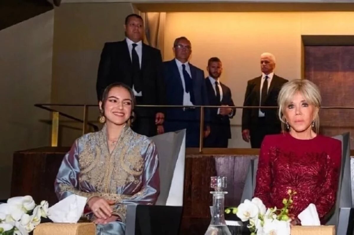    Улетела одна: Брижит Макрон уехала из Парижа без мужа