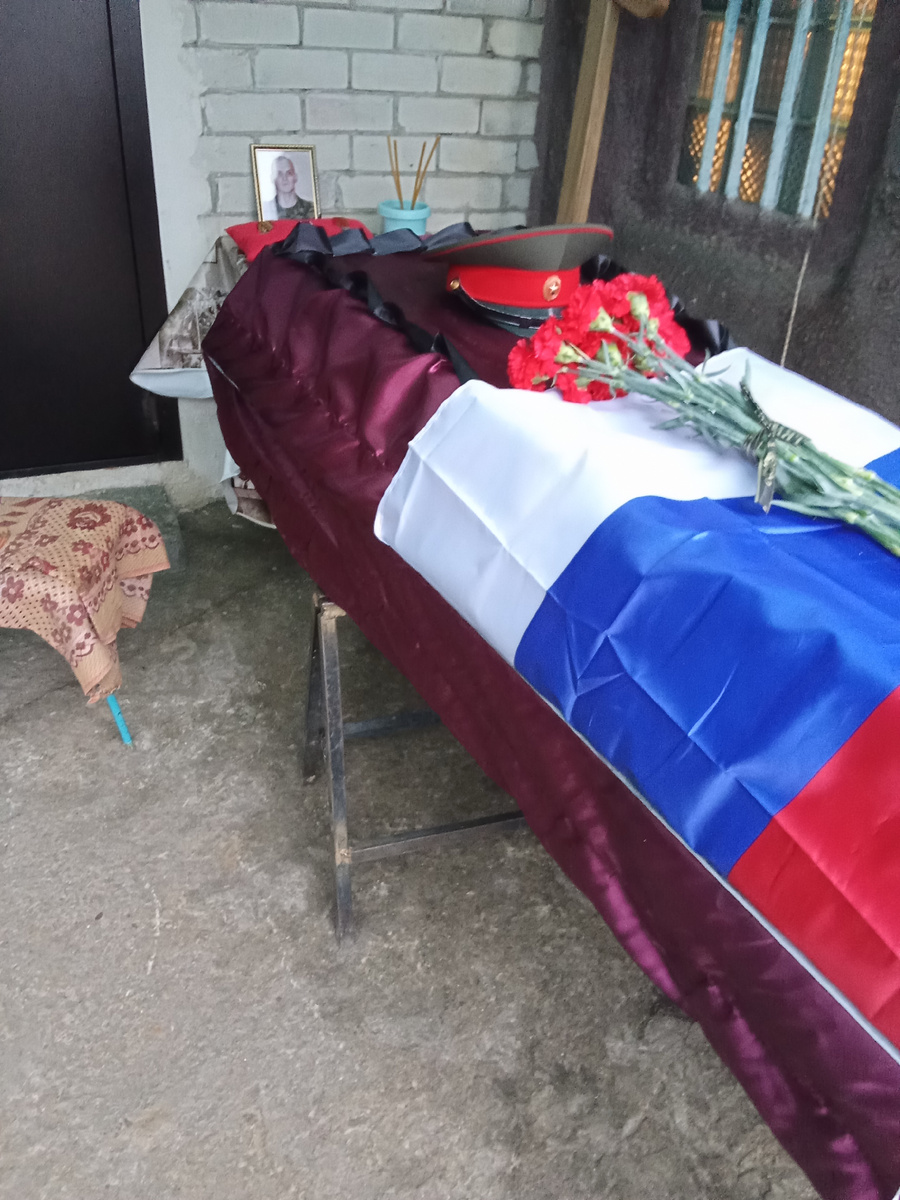 Гроб с предполагаемым телом сына