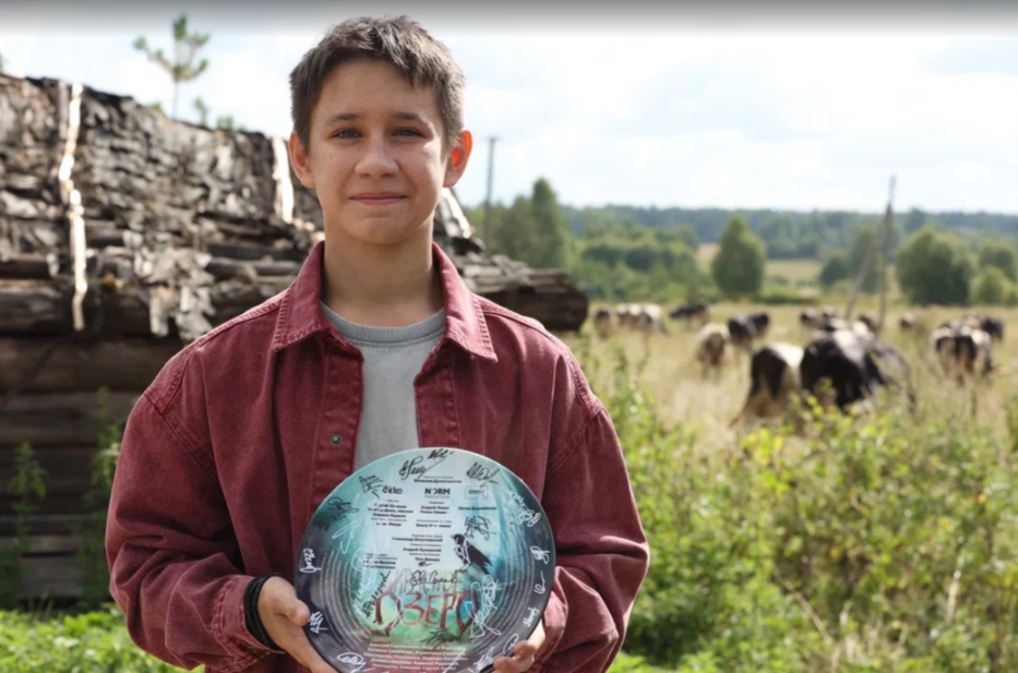 Алексей Родионов с тарелкой сериала.