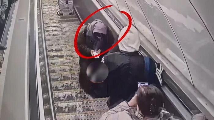 В метро Петербурга ребёнку зажевало пальцы на эскалаторе на «Чернышевской». Обложка © VK / Петербургское метро