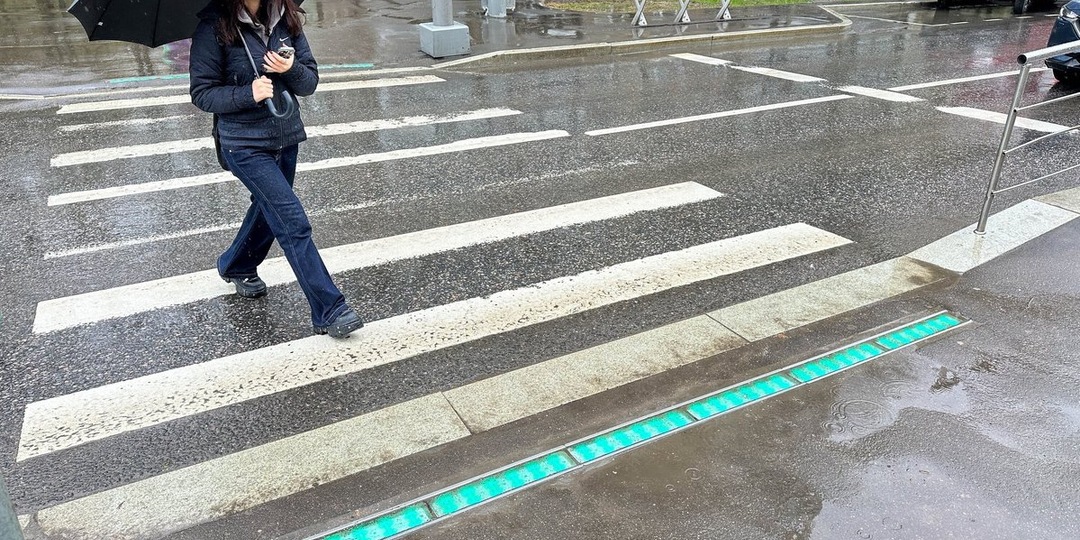 На юге столицы опробовали «напольный» светофор для пешеходов