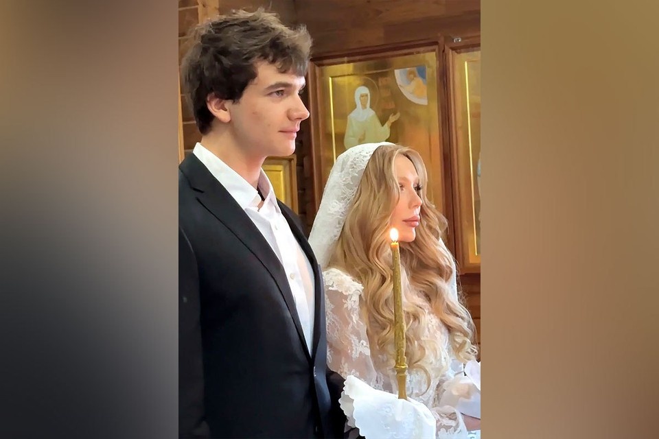    33-летний блогер Карина Кросс официально вышла замуж за 22-летнего хоккеиста Марка Рудаковского. Личная страница героя публикации в соцсети