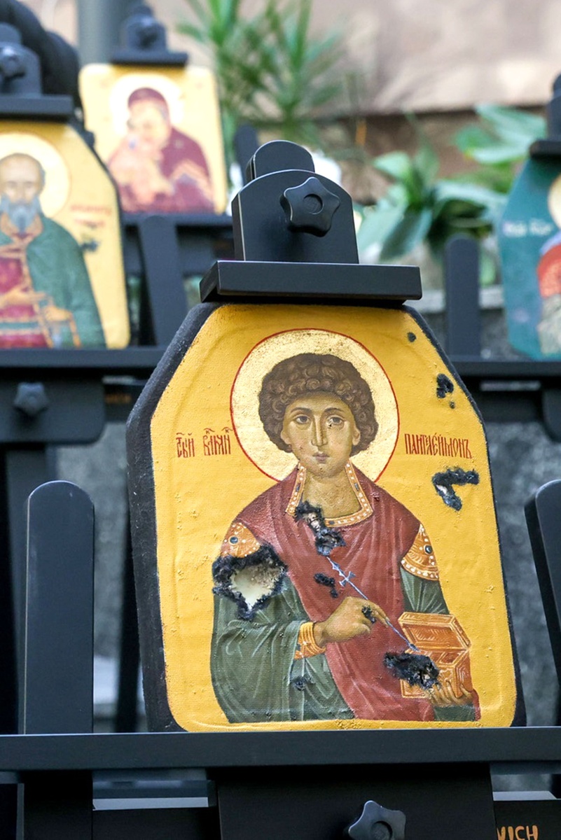    Бронелист со следами осколков, на котором написана икона святого Пантелеймона целителя. /Сергей Куксин/ РГ