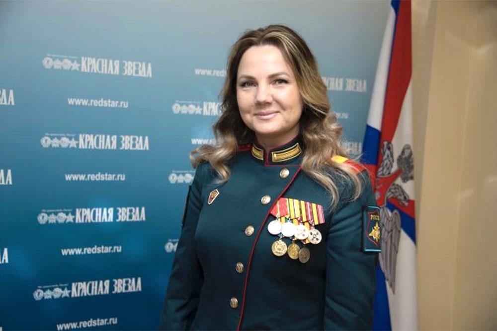    Светлана с позывным Молекула - мама двоих детей и бабушка троих внуков. Но это не остановило ее, Света с первых дней на СВО, она до сих пор спасает раненых и помогает мирным жителям. По словам бойцов, храбрая женщина ни разу не пожаловалась на суровые условия. Наоборот, весело вспоминала, как жила в санитарном автомобиле и научилась принимать душ с помощью полуторалитровой бутылки воды. "У меня мечта - вот пойду в отпуск, сделаю прическу, надену платье в горох и буду гулять по городу!" - с улыбкой говорит Светлана. / Фото: Надежда Тихомирова / "Красная звезда" / Министерство обороны РФ