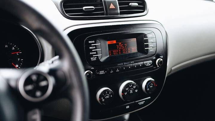 Автоэксперт Попов объяснил, почему глубокие лужи опасны для машины