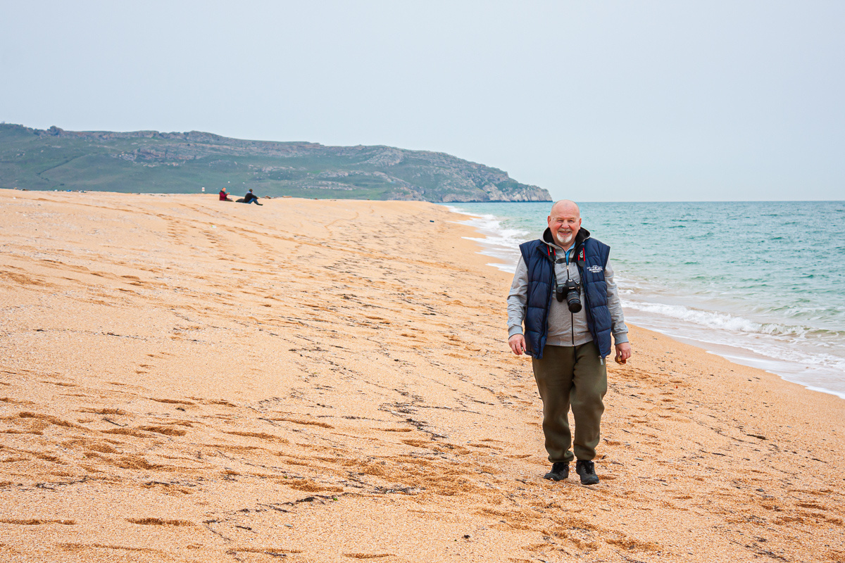 За моей спиной мыс Опук, а под ногами мелкиецветные кусочки ракушки.