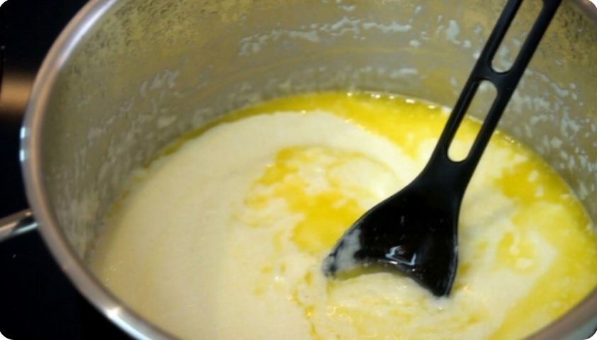 Когда хочу вкусную манную кашу, готовлю таким способом (муж и дети едят с добавкой)