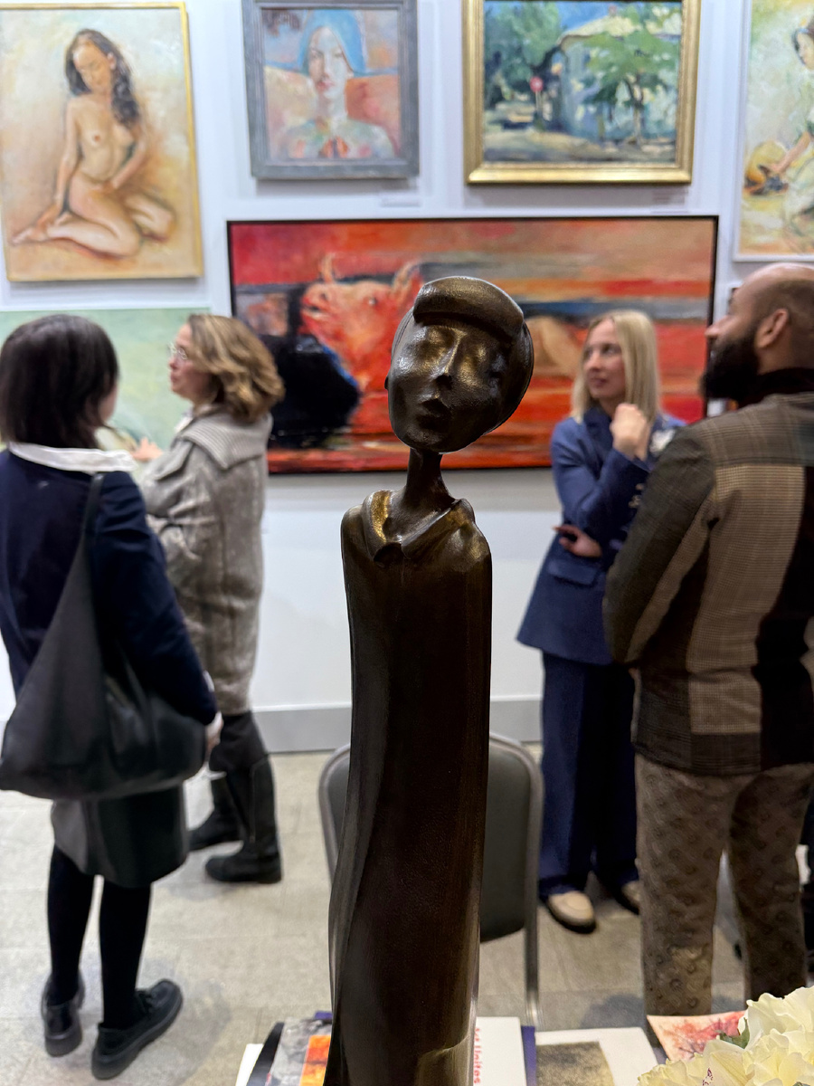 Фрагмент ярмарки, скульптура и гости