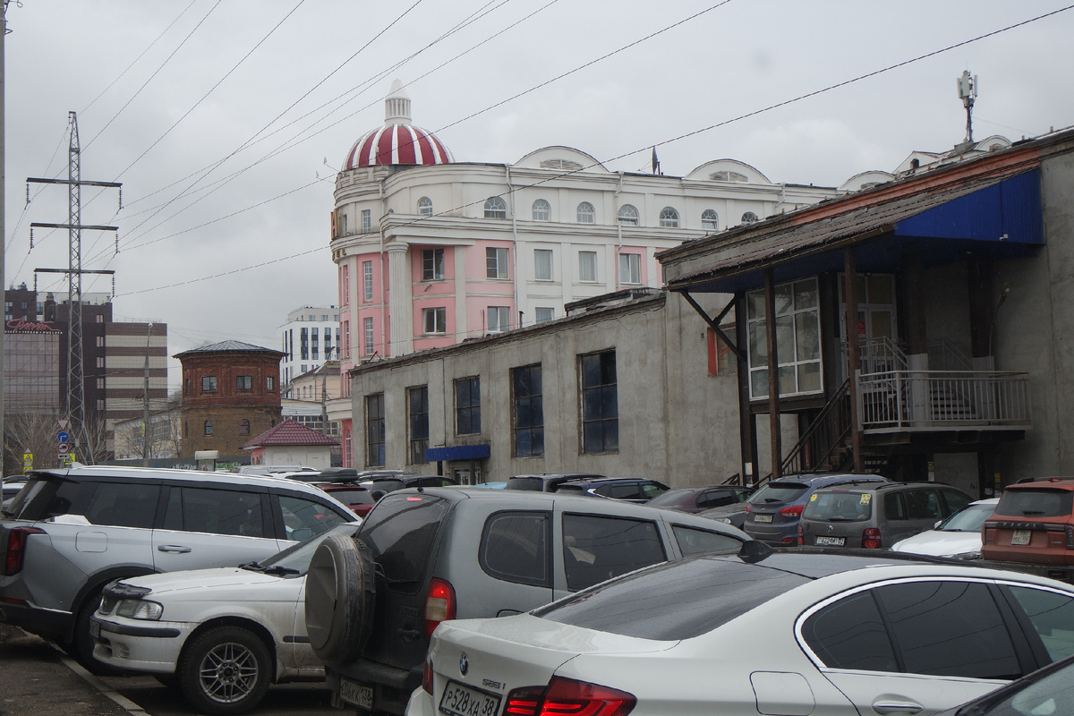 в серых, квадратно-гнездовых очертаниях завод ещё угадывается... сейчас в этих корпусах рынок Новый