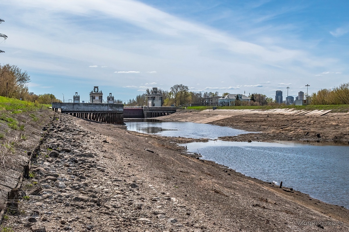 У восьмого шлюза