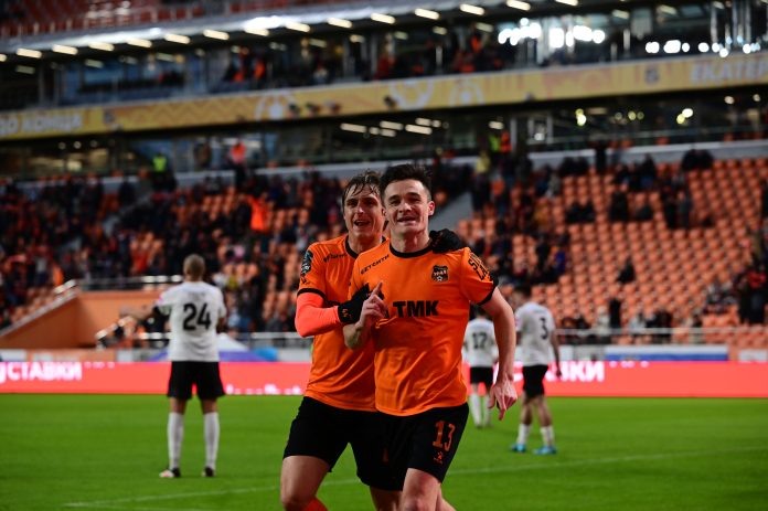 Роман Акбашев (справа) забил четыре мяча в последних шести матчах за «Урал». Фото: Павел Ворожцов, «Областная газета»
