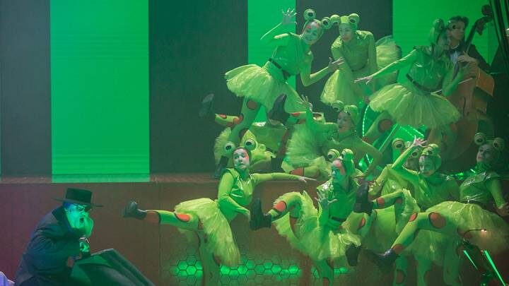 Не для пассивного просмотра: почему стоит сходить на спектакль «Лягушки» в Московском Губернском театре