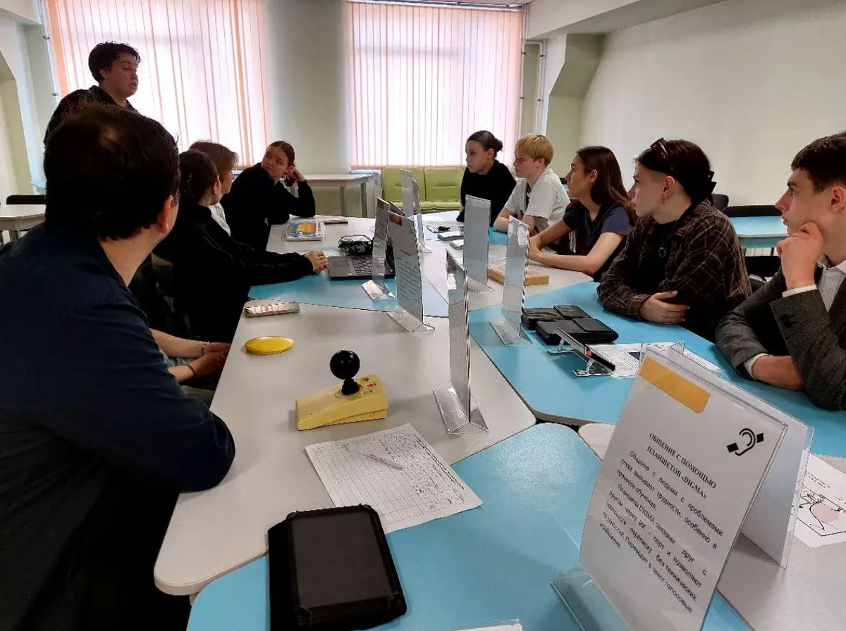 Воеводская М.С. знакомит студентов со специальными устройствами группового и индивидуального пользования для лиц с ОВЗ. 