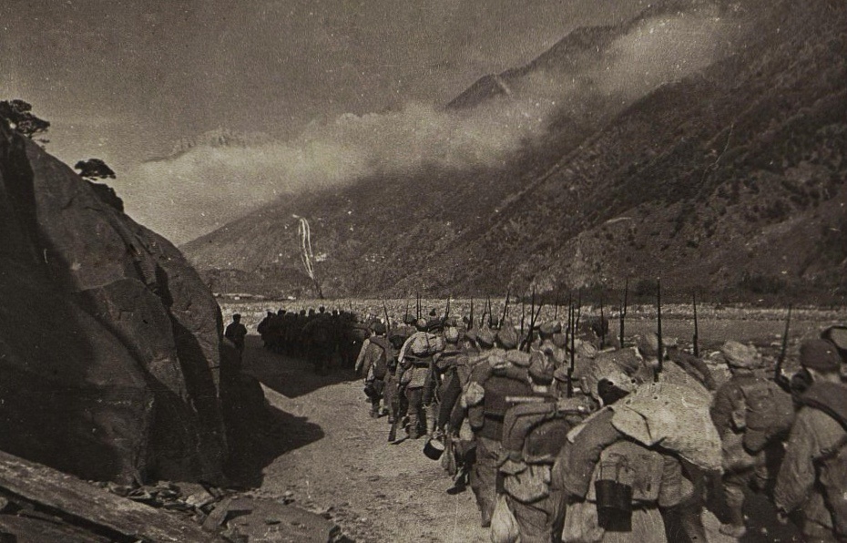 Подкрепление идет на фронт. В. Иванов. Фотохроника ТАСС. Октябрь 1942 г.