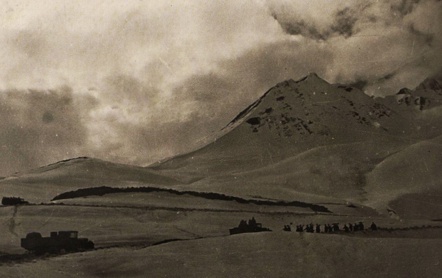 Зимняя автотрасса в горах. В. Иванов. Фотохроника ТАСС. Октябрь 1942 г.